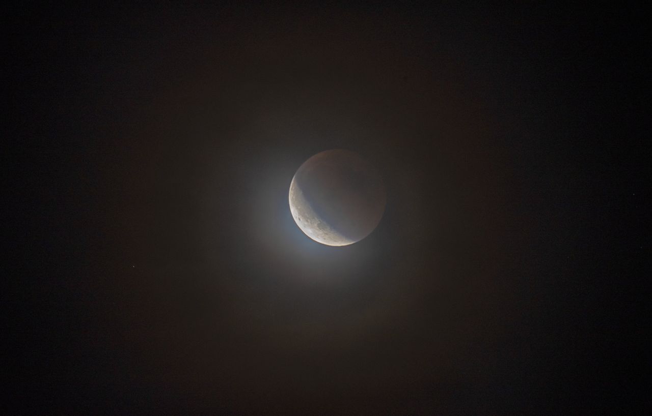 Una notte sospesa tra cielo e mare: leclissi lunare al pontile